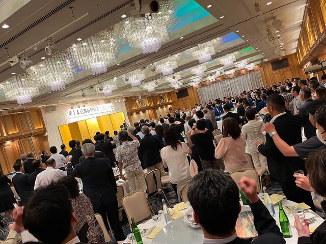 写真18 四国銀行山元会長乾杯