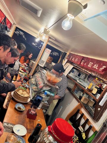 写真20 満席の店内