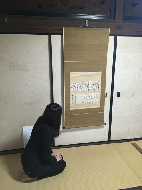 写真14 龍馬の手紙を見る