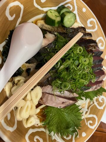 写真6 カツオのタタキとウツボのタタキ