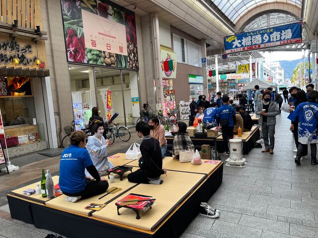写真21 大橋通りが宴席に!