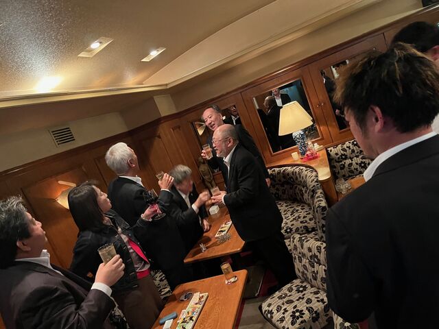 写真16 2次会スナック風景