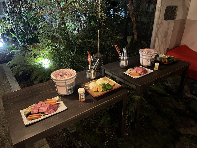 写真6 中庭で炭火焼き