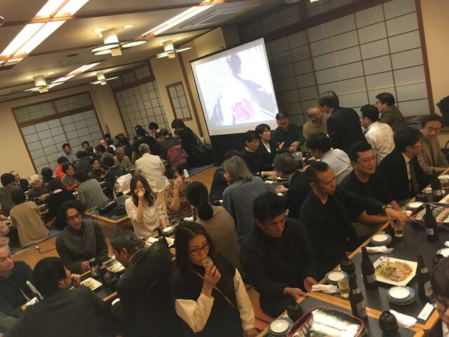 写真2 開会前に飲み