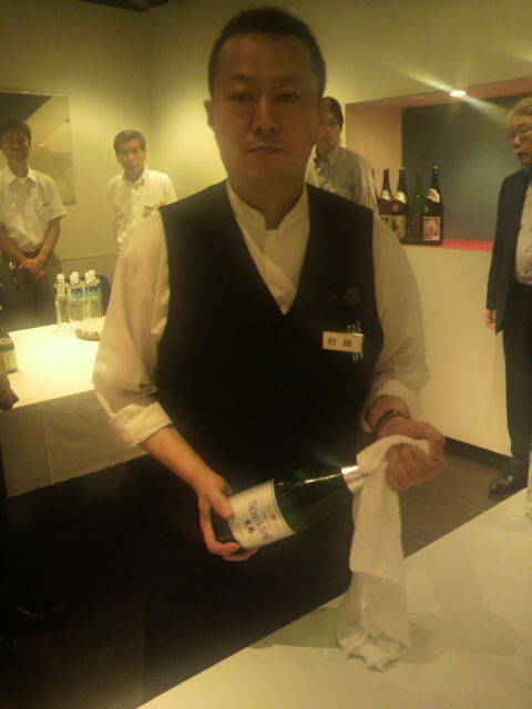 「米鶴」の発泡清酒を空ける村越店長