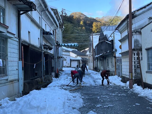 写真4 雪かきする社員