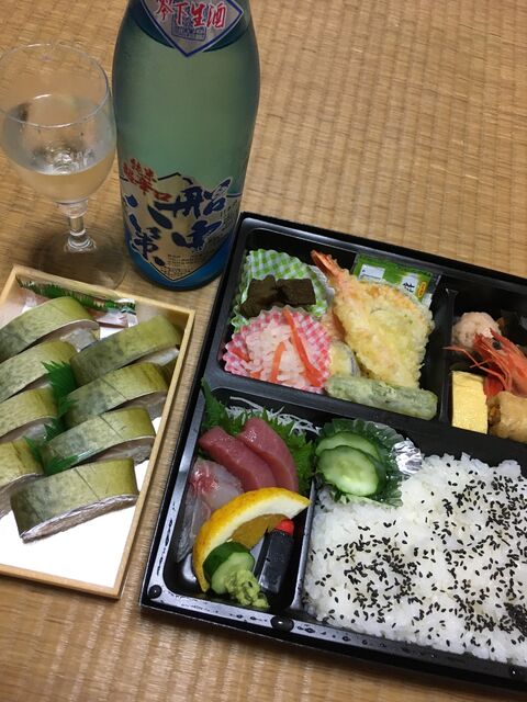 写真6 船中生酒と弁当・寿司