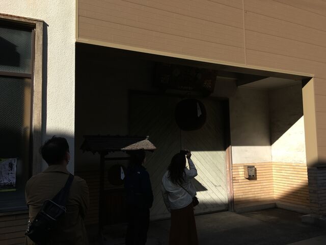 写真2 玄関の酒林