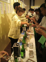 最強タッグ選手権コーナー試飲試食風景