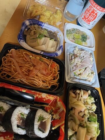 写真8 惣菜と霞酒