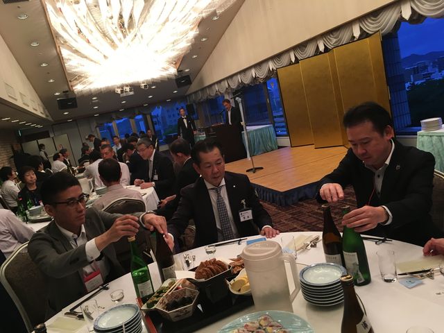 写真25 懇親会開会前