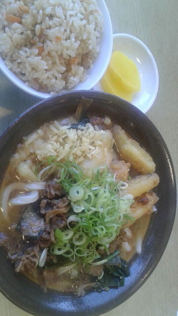 (7)肉ゴボウ天うどんとかしわ飯