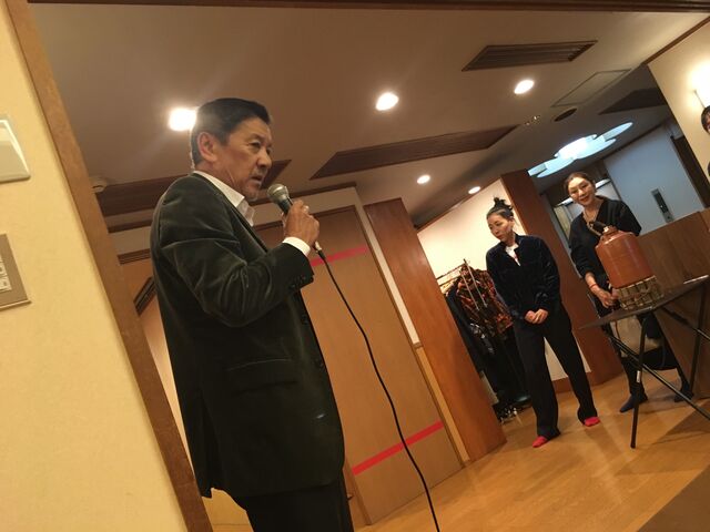 写真4 奥田瑛二さん乾杯発声