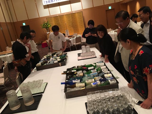 写真14 酒に集まるアドバイザー