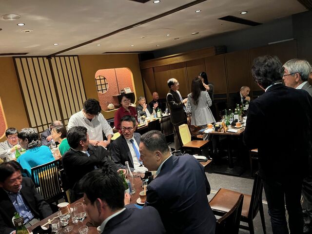 写真13 盛り上がる宴席