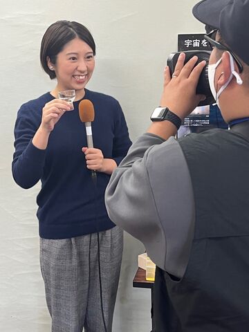 写真13 女子アナ試飲2