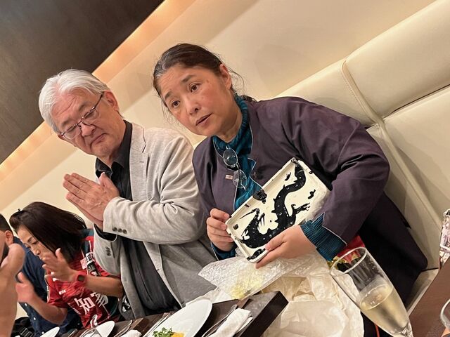 写真14 記念品を開ける