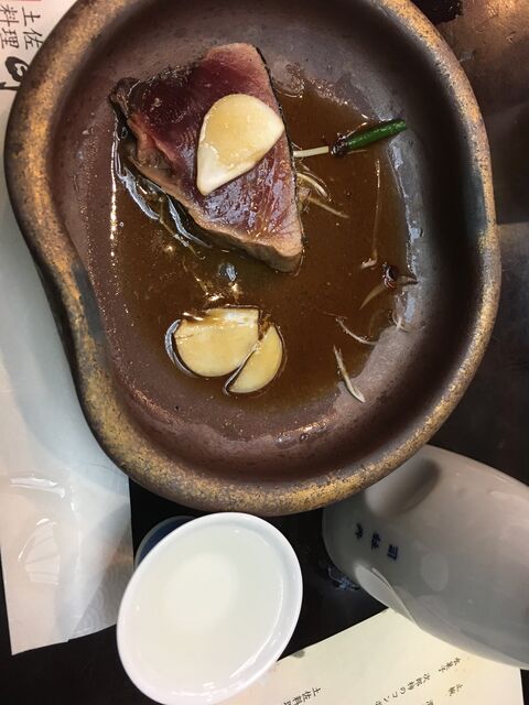 写真20 鰹たたきと司牡丹燗酒