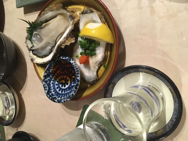 写真29 生牡蠣と船中