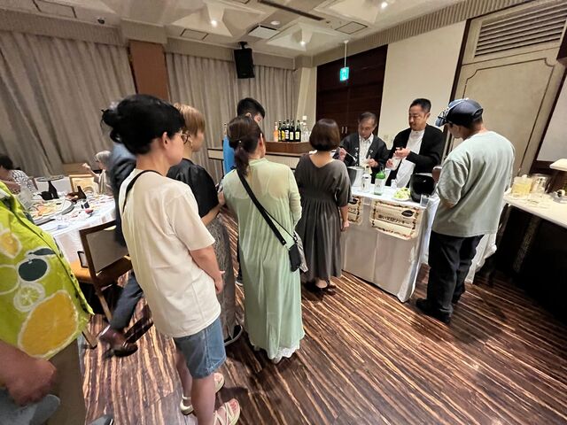 写真34 マキノジンカクテルに行列