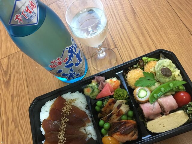写真5 船中生と弁当