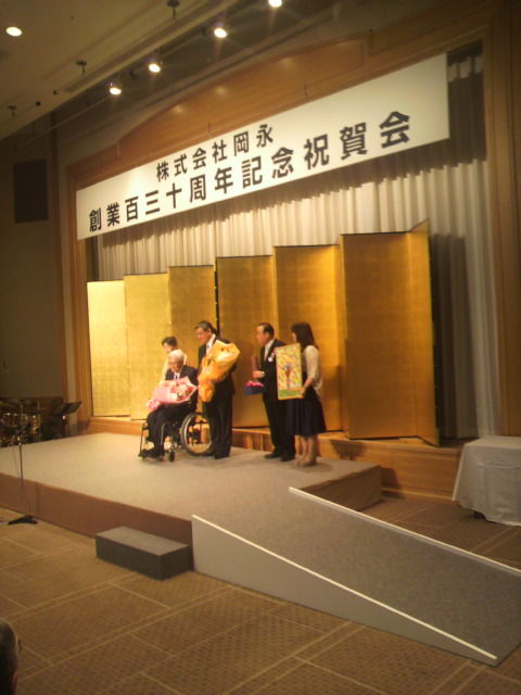 花束と記念品の贈呈