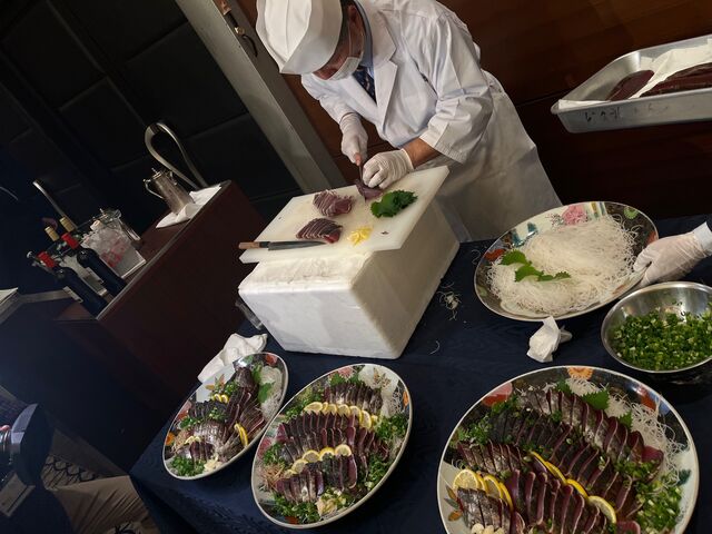 写真11 鰹のタタキをさばく