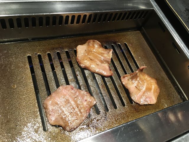 写真8 タン塩を焼く