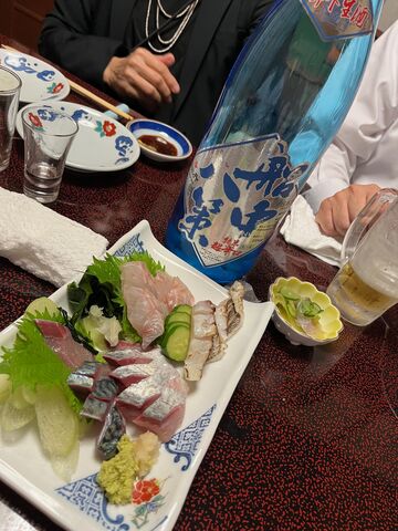 写真12 船中生と刺身盛り