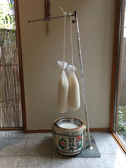 写真4 袋吊り今搾りを吊るす
