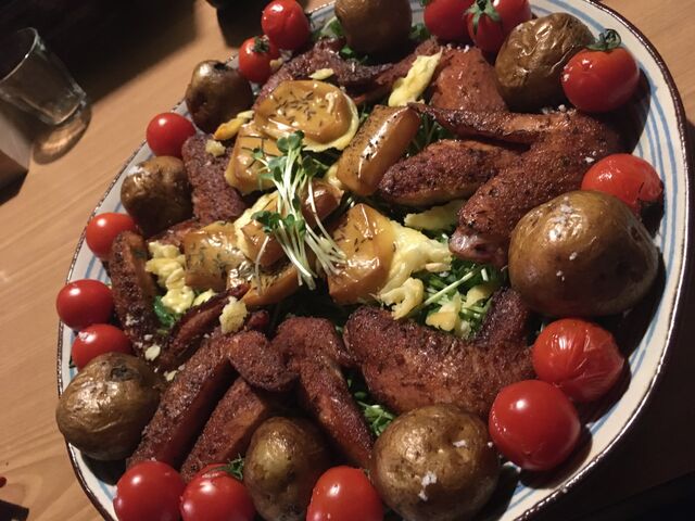 写真23 手羽先とジャガイモ丸焼きとサラダ