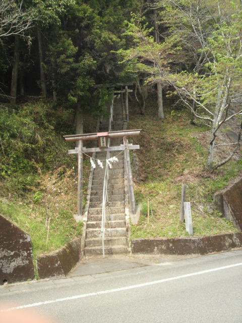 深尾神社の鳥居と石段