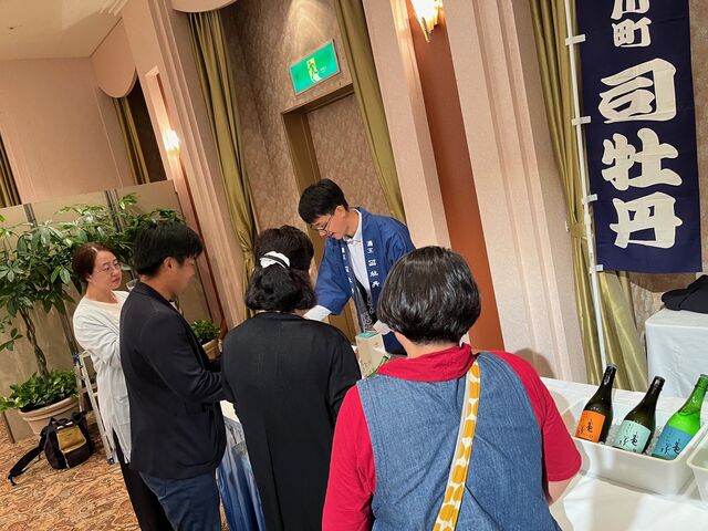 写真10 開会前に司牡丹ブースにお客様