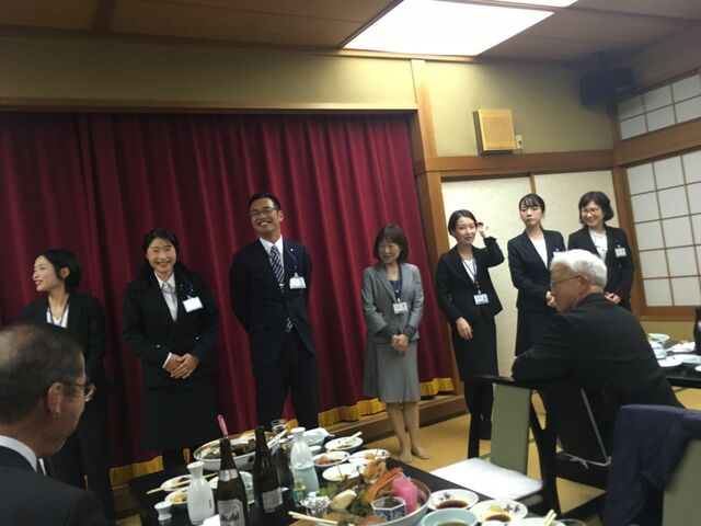 写真18 行員紹介