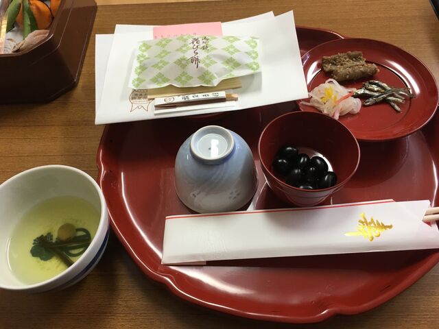 写真3 お茶とツマミ