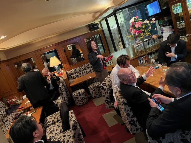 写真17 2次会スナック風景2