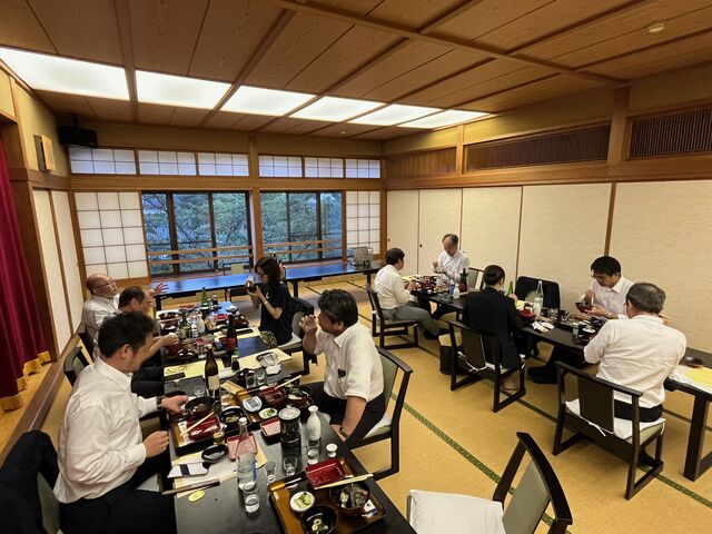写真15 盛り上がる宴席