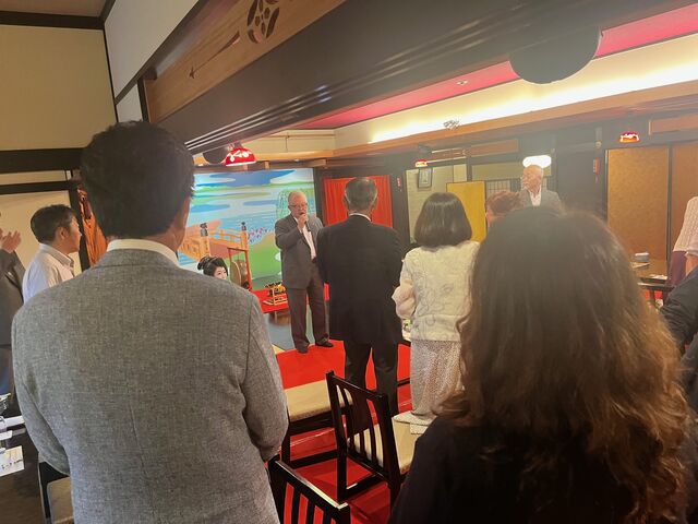 写真12 山社長乾杯