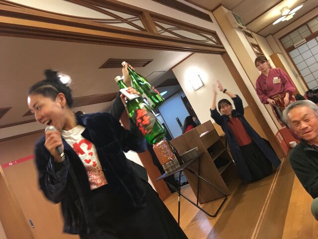 写真12 船中を紹介
