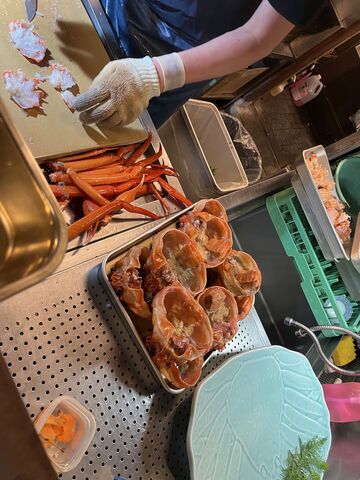 写真19 カニをさばく店主