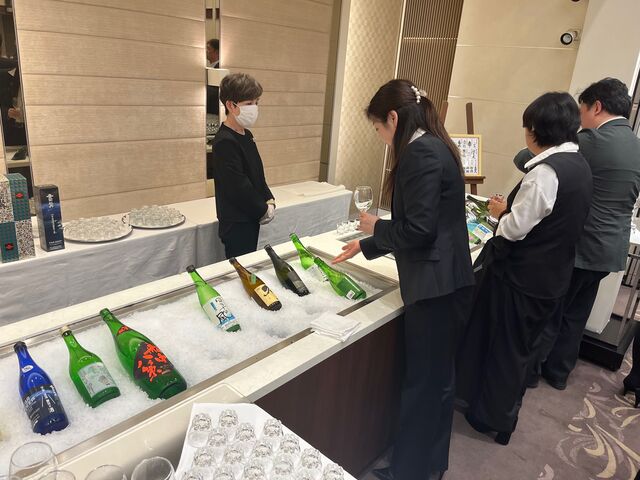 写真20 土佐酒コーナーに殺到