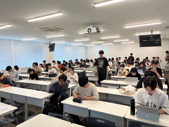写真3 生徒の皆さん着席