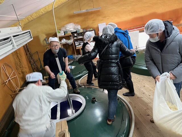 写真6 蒸し米投入2
