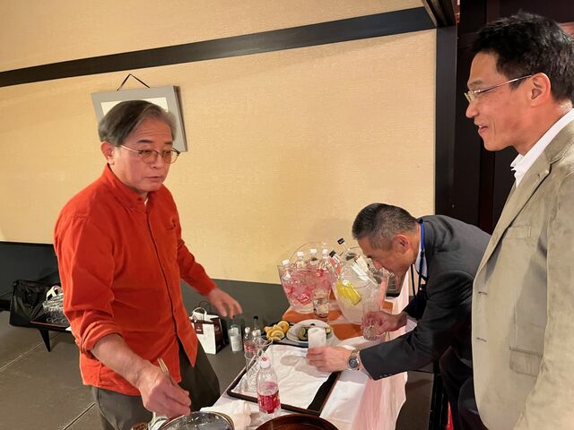 写真10 塩田さん再度カクテルづくり