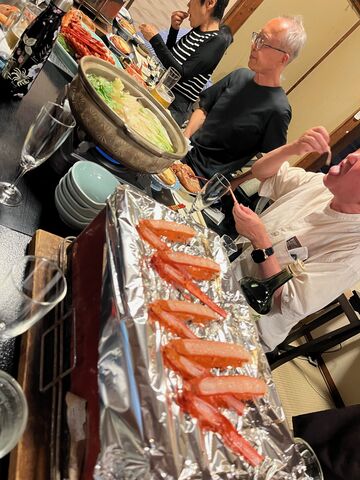 写真35 カニ足を焼く