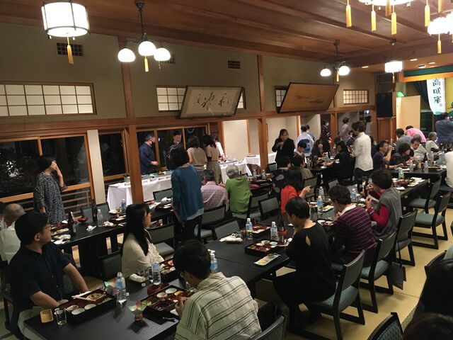 写真17 土佐酒ブースにお客様増