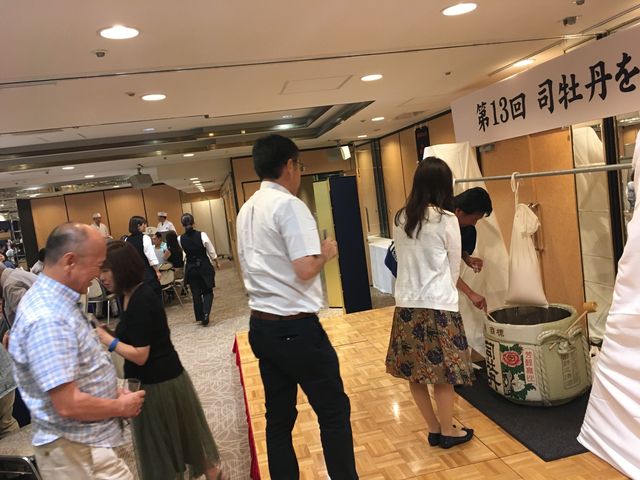 写真20 袋吊りに殺到