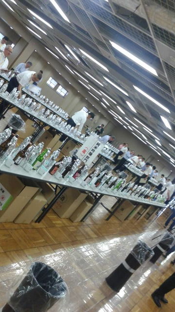 (1)会場にズラリ日本酒