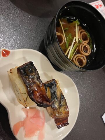 写真11 焼き鯖棒寿司と赤出汁