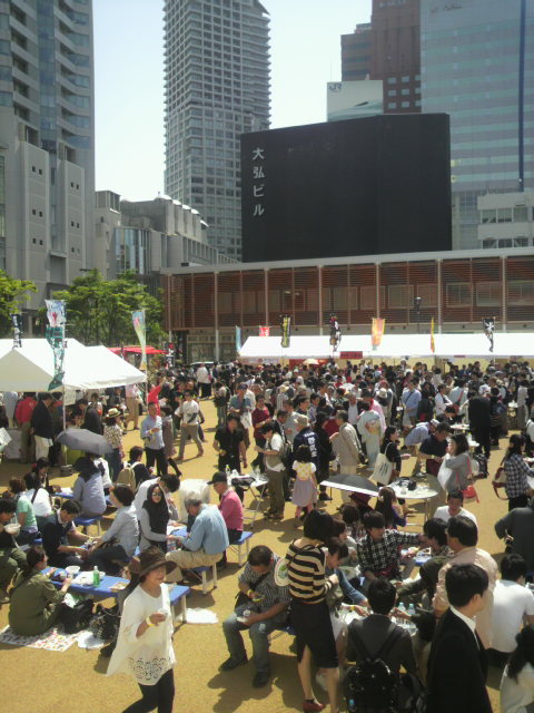 大入り満員の会場